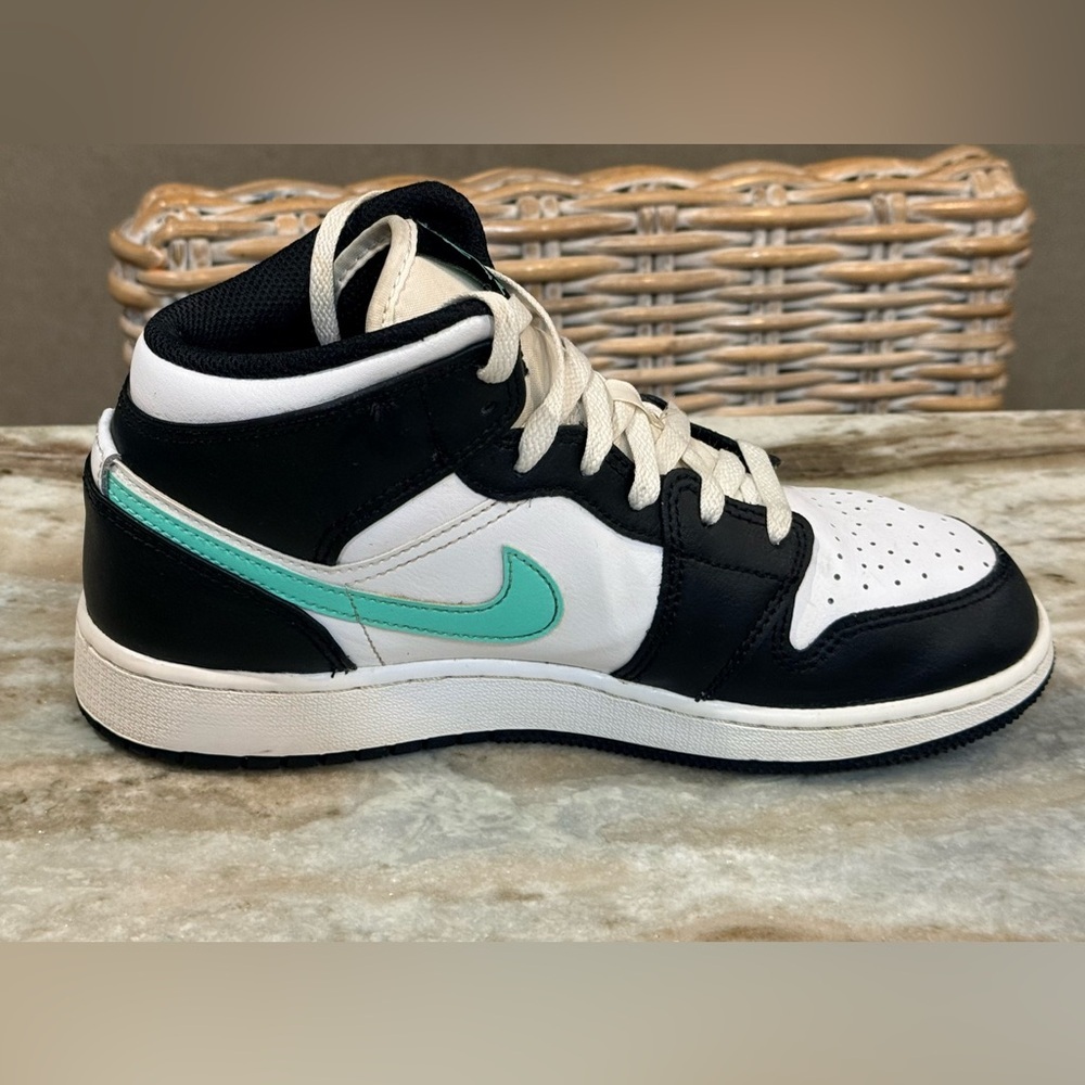Youth NIKE Air Jordan 1 Mid high top sneakers- green glow/white/black. Size 6.5Y - Picture 4 of 10